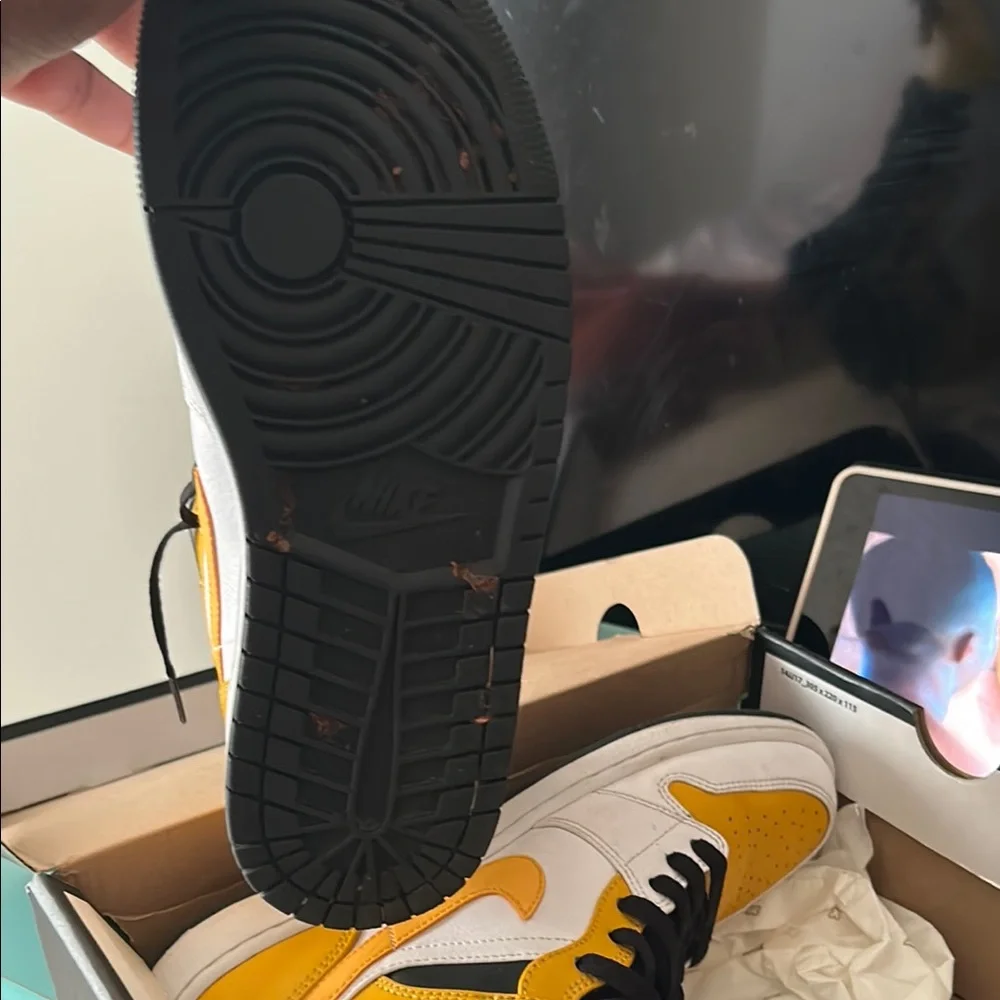 Air Jordan 1 Mid - White and Black - Picture 8 of 12